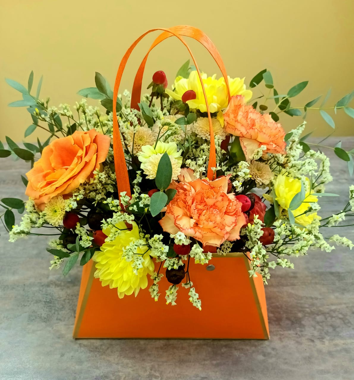 Яркая композиция с розами и хризантемами в оранжевой коробке